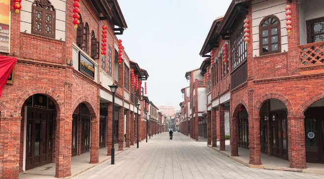 HeySeaFujian's tweet photo. Some cities tear down the old to build the new. Zhangzhou chose restoration.
Its thousand-year-old ancient town, with red-brick arcades and swallow-tailed roofs, was carefully restored. Now it’s a living museum and vibrant cultural hub.

#CPC105 #Fujian #Zhangzhou https://t.co/9fOW1OhtDG
