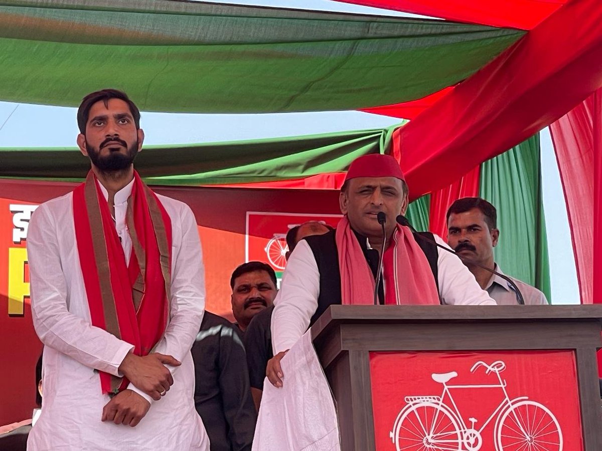 socialistaditya's tweet photo. वर्तमान राजनीति में शालीनता, मर्यादा, विकासवादी सोच और सामाजिक न्याय की सशक्त आवाज़, समाजवादी पार्टी के राष्ट्रीय अध्यक्ष एवं उत्तर प्रदेश के पूर्व मुख्यमंत्री, माननीय श्री अखिलेश यादव जी को जन्मदिन की हार्दिक बधाई एवं अनंत शुभकामनाएँ। आपका नेतृत्व युवाओं, किसानों, गरीबों, पिछड़ों, दलितों, अल्पसंख्यकों एवं वंचित समाज के लिए आशा और विश्वास का प्रतीक है। संविधान, लोकतांत्रिक मूल्यों और PDA की साझी ताकत को सशक्त बनाने का आपका संकल्प निरंतर प्रेरणादायी है। ईश्वर से प्रार्थना है कि आपको उत्तम स्वास्थ्य, दीर्घायु, यश एवं जनसेवा के लिए असीम ऊर्जा प्रदान कर��ं।