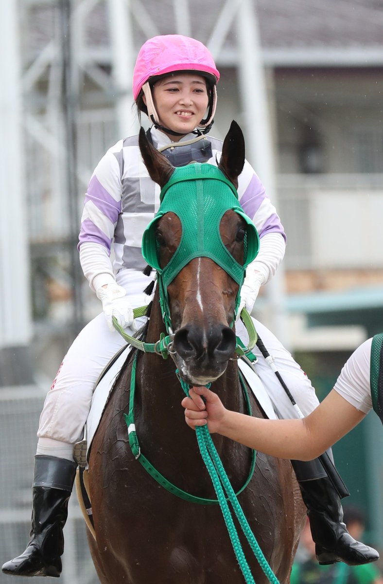 sponichikeiba's tweet photo. 【#阪神アーバン競馬】
最終12Rで #リコーシュペル 騎乗した #佐々木世麗 騎手が下半期最初の1日に幸先良く1勝をゲット🥇
今年「44」勝目を挙げ「馬が強かった」と笑みを浮かべていました😆 https://t.co/ozihlN4ggX