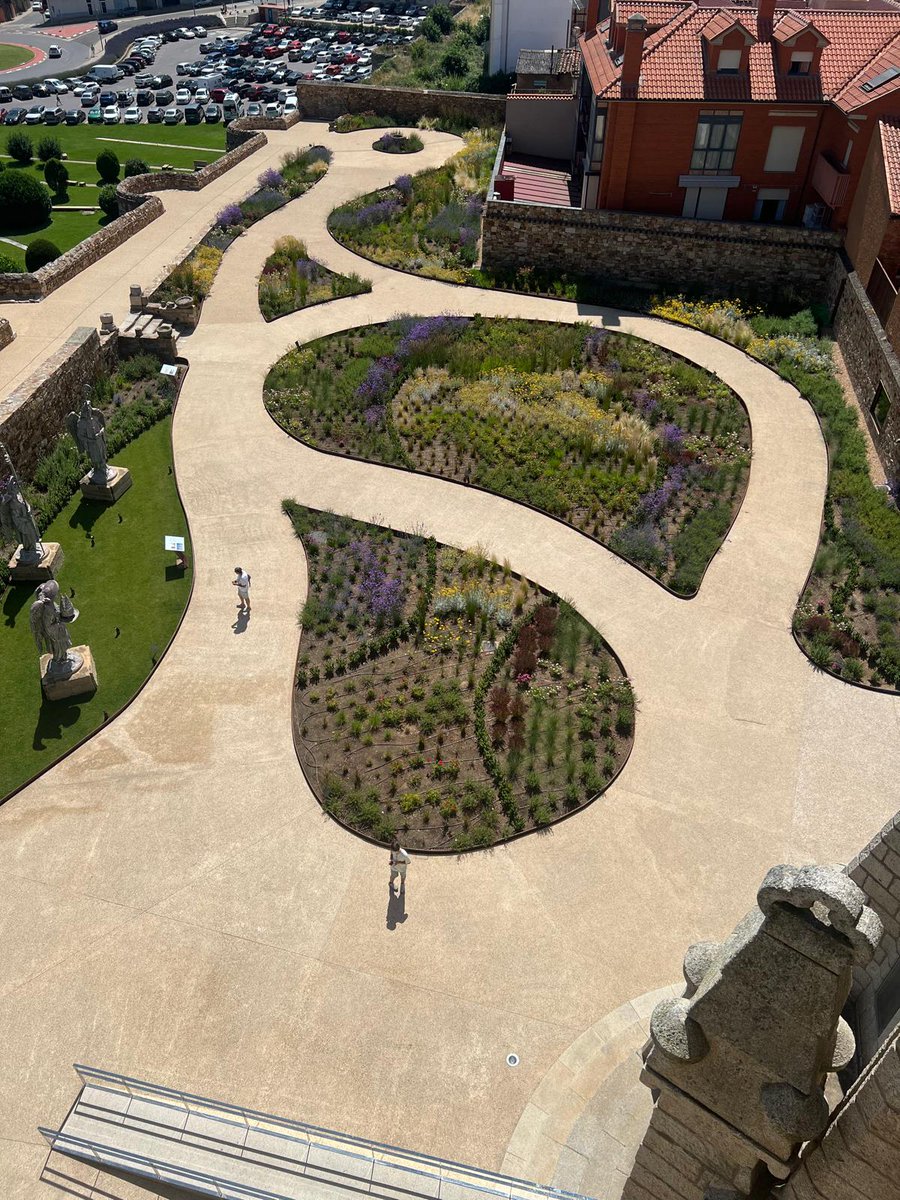 CDSan_Ignacio's tweet photo. Al final del mes de junio, los profesores del Colegio hemos conocido a fondo el Palacio de Gaudí en su año. Y hemos devuelto a la Virgen de los Dolores la visita que hizo a nuestro Colegio el pasado año. Mañana comenzamos la preparación del nuevo curso.

¡Somos San Ignacio! https://t.co/wxxzscaNgi