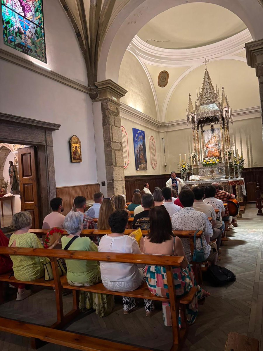 CDSan_Ignacio's tweet photo. Al final del mes de junio, los profesores del Colegio hemos conocido a fondo el Palacio de Gaudí en su año. Y hemos devuelto a la Virgen de los Dolores la visita que hizo a nuestro Colegio el pasado año. Mañana comenzamos la preparación del nuevo curso.

¡Somos San Ignacio! https://t.co/wxxzscaNgi