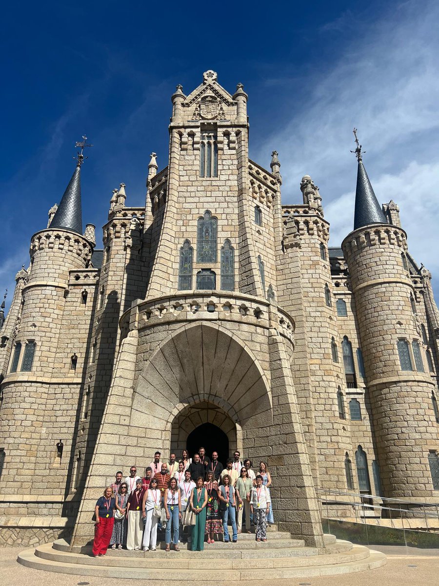 CDSan_Ignacio's tweet photo. Al final del mes de junio, los profesores del Colegio hemos conocido a fondo el Palacio de Gaudí en su año. Y hemos devuelto a la Virgen de los Dolores la visita que hizo a nuestro Colegio el pasado año. Mañana comenzamos la preparación del nuevo curso.

¡Somos San Ignacio! https://t.co/wxxzscaNgi