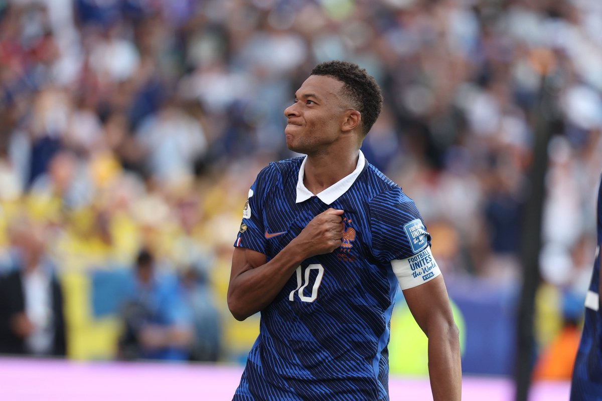 ActuFoot_'s tweet photo. 🚨🚨 KYLIAN MBAPPÉ 🇫🇷 EST LE MEILLEUR BUTEUR DE L’HISTOIRE DES PHASES FINALES DE COUPE DU MONDE !!!! 🌍

Le Français a inscrit 10 BUTS après les phases de poules en Coupe du Monde. 🥵 https://t.co/qwXlDneJny