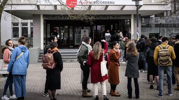 Frontieresmedia's tweet photo. 🚨 Selon une étude de @contribuables, la France accueille près de 450 000 étudiants étrangers (15 % de la population étudiante).

Les dépenses publiques consacrées à leur accueil dépassent 2,18 milliards d'€/an. https://t.co/D8AFq1YdoM
