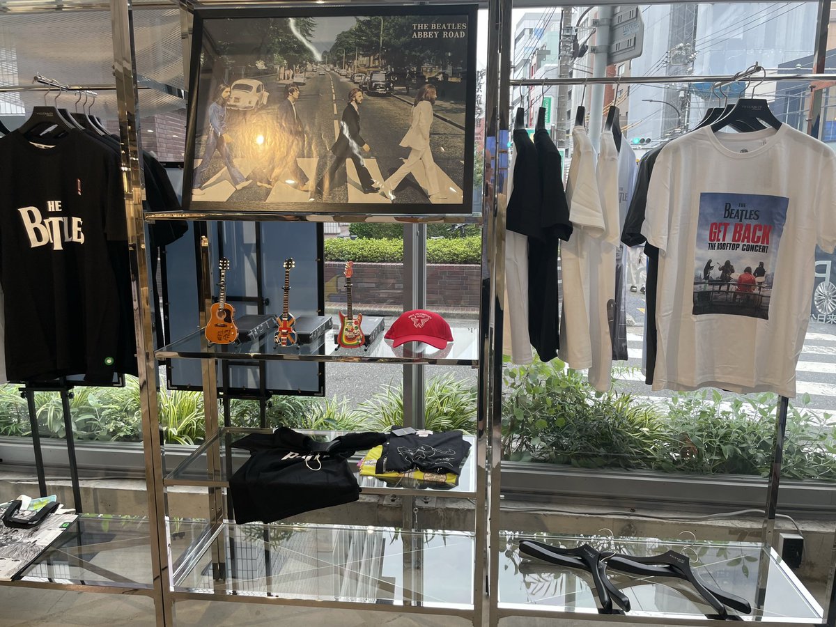 Storemanager_KN's tweet photo. ビートルズ来日60周年ポスター展

我が家が入店しているショップのエントランスがポスター、グッズとビートルズ尽くしに🎸

B&amp;WのスピーカーもBGMで一役買ってます🔈 https://t.co/bT89RHQ4o5