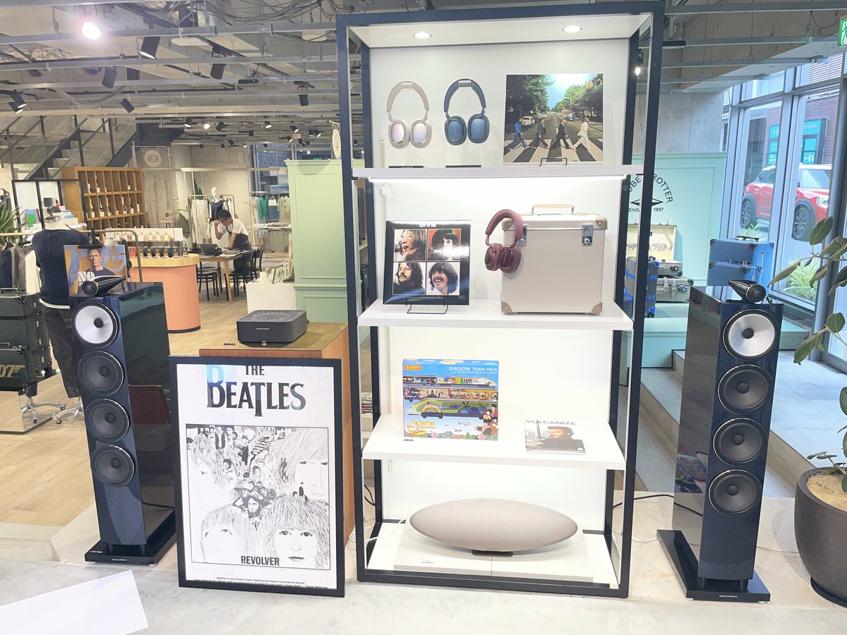 Storemanager_KN's tweet photo. ビートルズ来日60周年ポスター展

我が家が入店しているショップのエントランスがポスター、グッズとビートルズ尽くしに🎸

B&amp;WのスピーカーもBGMで一役買ってます🔈 https://t.co/bT89RHQ4o5
