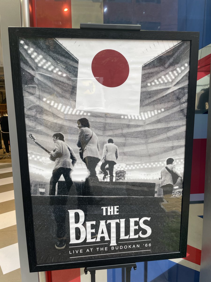 Storemanager_KN's tweet photo. ビートルズ来日60周年ポスター展

我が家が入店しているショップのエントランスがポスター、グッズとビートルズ尽くしに🎸

B&amp;WのスピーカーもBGMで一役買ってます🔈 https://t.co/bT89RHQ4o5