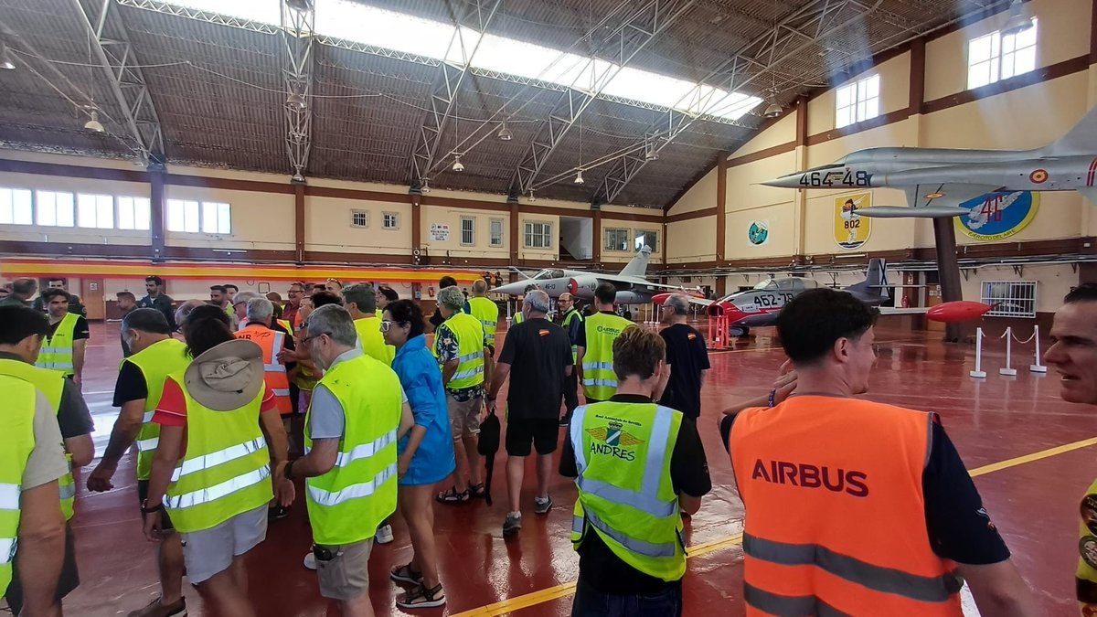 RealAeroclubGC's tweet photo. Cuando nos juntamos apasionados de la aviación general, solo pueden salir planes maravillosos.
Vaya semana chula.
.
.
.
.
Pregúntanos cómo volar con nosotros 
.
Info@realaeroclubdegrancanarias.es
#aviaciongeneral #ragc #aviation #enjoy #friends https://t.co/OsxtuEaIxr