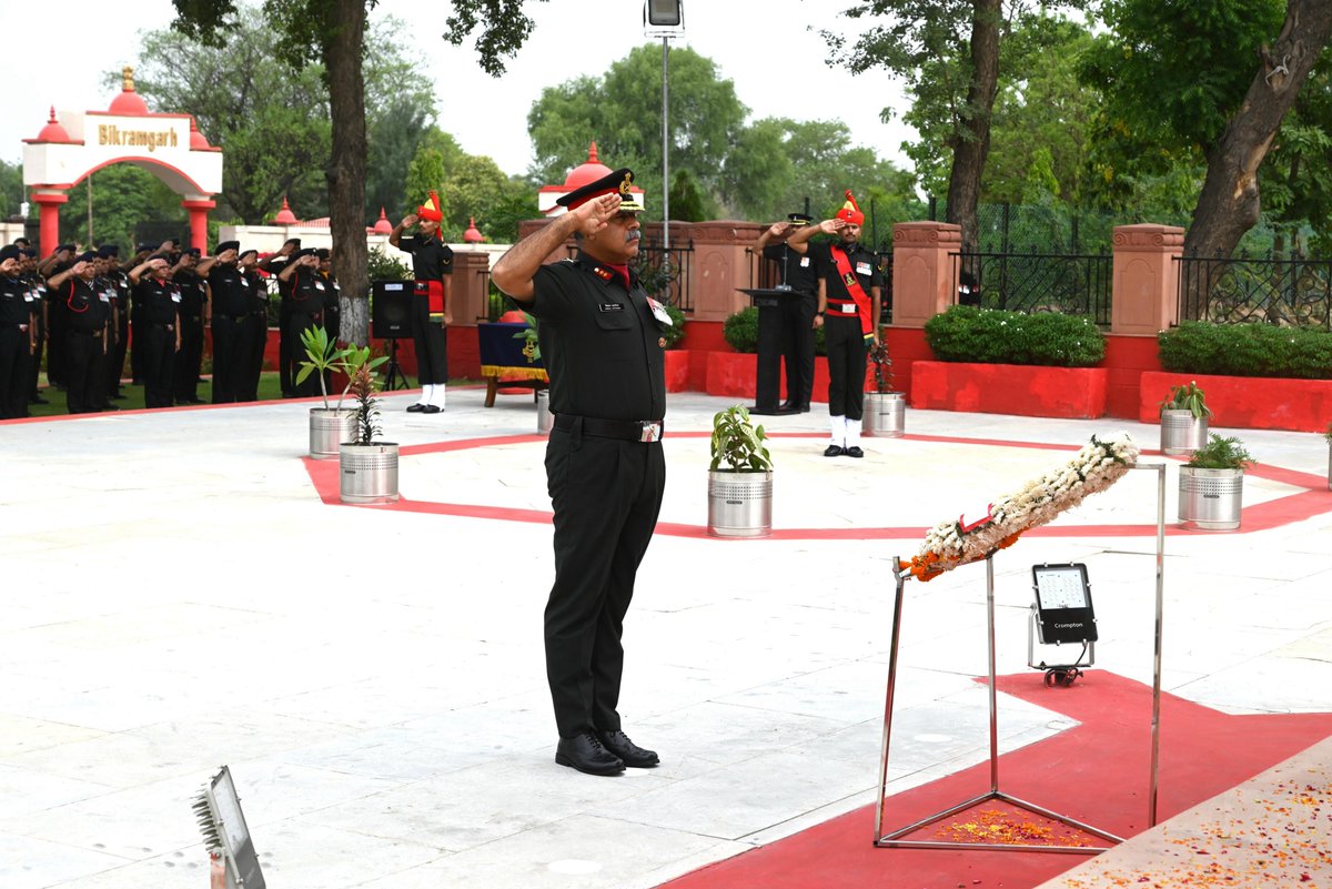 ChetakCorps_IA's tweet photo. On the occasion of 48th Raising Day of #ChetakCorps, Maj Gen Vishal Pathania, COS, laid a wreath at 'Yodha Yaadgar' to honour the #BraveHearts who made the supreme sacrifice. He commended all ranks for their dedication, urging them to serve the nation with continued zeal.

#IndianArmy #SaptaShaktiCommand

@adgpi 
@SWComd_IA @prodefencechan1 @PRODefRjsthn