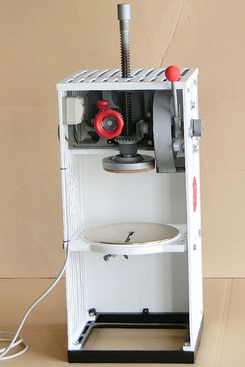 R_Q_LM's tweet photo. 廃棄されそうな旧い業務用かき氷機をレストアして遊んだ事がある
家庭用冷蔵庫で大型純氷凍らせる方法とか色々試してたなぁ https://t.co/BXsSqe9mUO