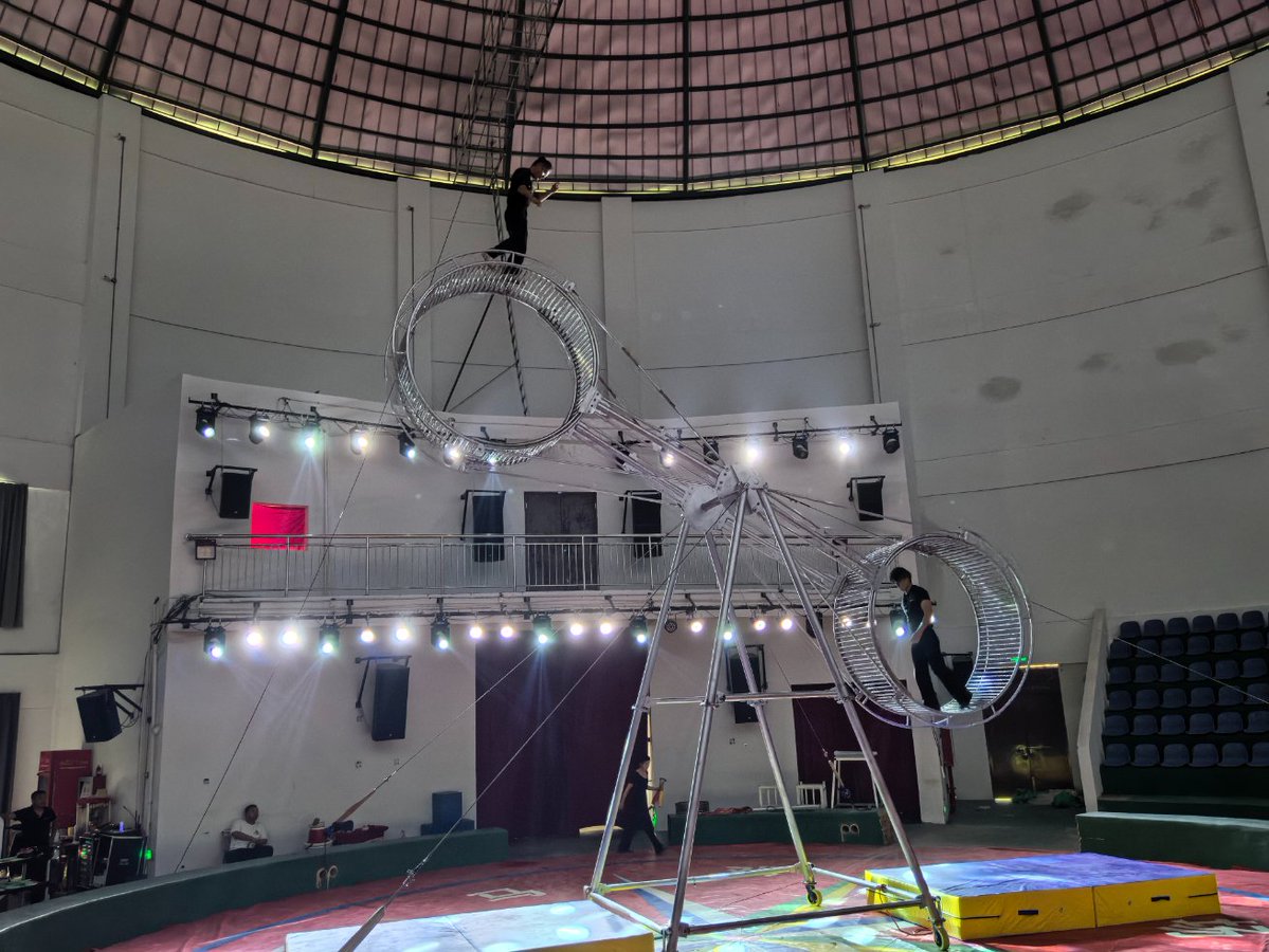SofeaLing's tweet photo. Thrilling giant wheel circus stunts! Brave acrobats walk freely on spinning rings high up. Breathtaking Chinese acrobatics.
#CircusAcrobatics #StuntShow #ChineseCircus https://t.co/Ulo7obHjfd