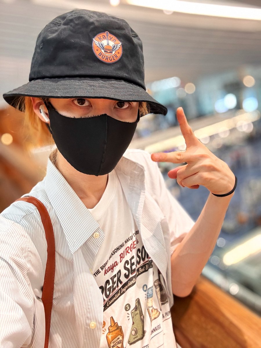 kaya_guitarist's tweet photo. ✈️
　🍔
　　👕
「https://t.co/tVgseC4HIi」 https://t.co/RfBUSUXXqV
