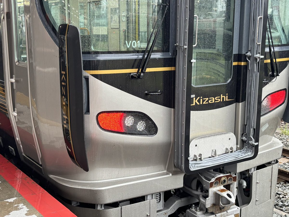 ケンケンです。 山口のニューフェイス227系500番台Kizashiを見ることが出来ました 黒に
