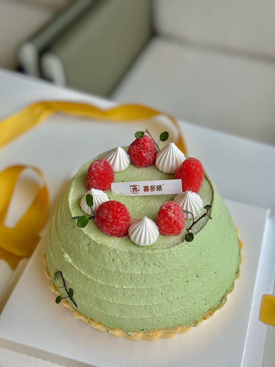 HearVeronica's tweet photo. Just discovered these crispy matcha rice crackers—perfect for sharing with friends!  Anyone else obsessed with small, tasty snack picks https://t.co/aEp1PxMxGB