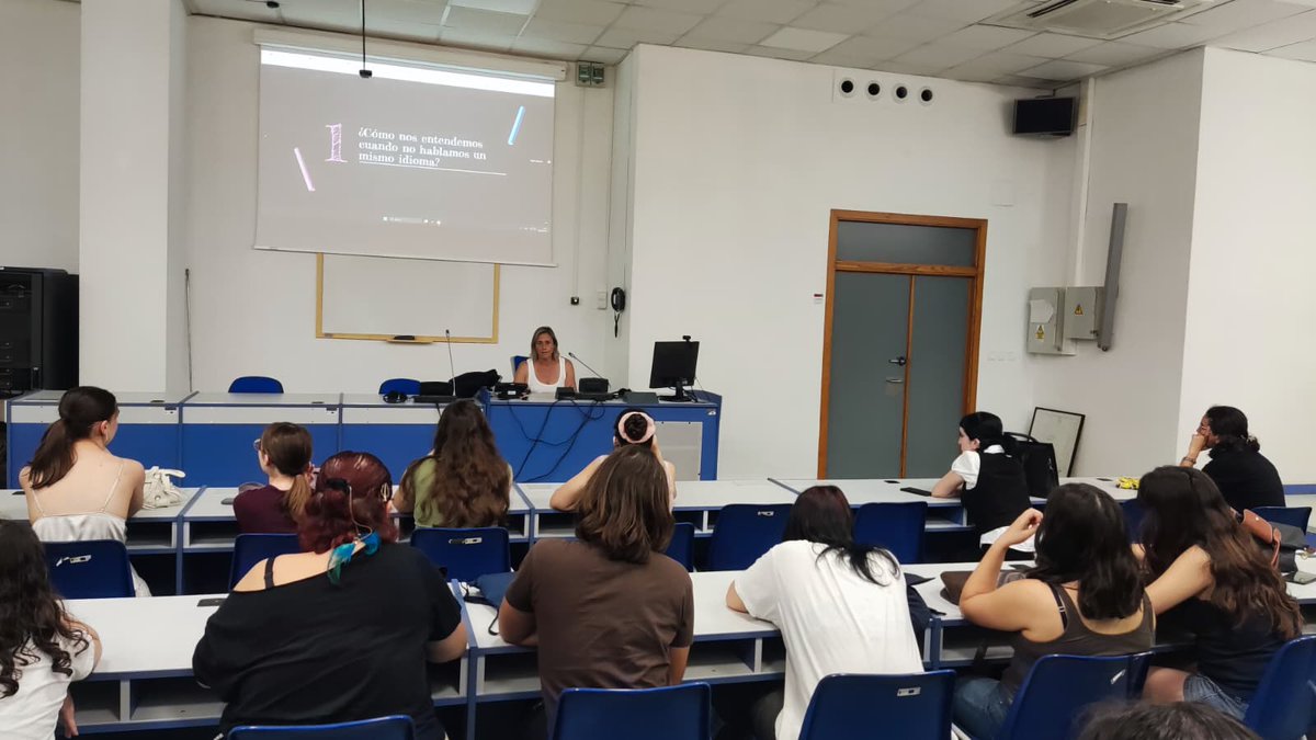 DptoTeIUM's tweet photo. En el 2.° día de la IV Escuela de Verano de Iniciación a la Traducción de @LetrasUMU, el alumnado ha ampliado conocimientos sobre cultura francesa, ha sido intérprete por unas horas y ha tomado conciencia de la tecnología que tiene a su servicio como traductor. ¡Seguimos! 👨🏼‍🏫🖥️ https://t.co/jKBKvCUr0S
