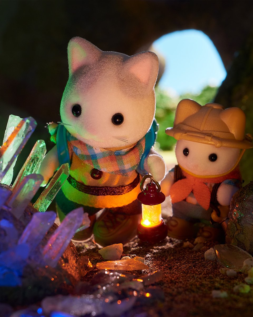 SylvanianJP's tweet photo. 「こんなところにお宝発見！」
「すごーい！」

ラテネコのミックとメイベルは、洞窟探検中🔦

ミックが、お宝を発見したみたいです✨

「みんなにも見せてあげよう！！」
「うん！！」

みんながよろんでくれるといいですね♪

#シルバニアファミリー #シルバニア
#お宝 #探検 #シルバニア赤ちゃん https://t.co/cUDEFXBcTy