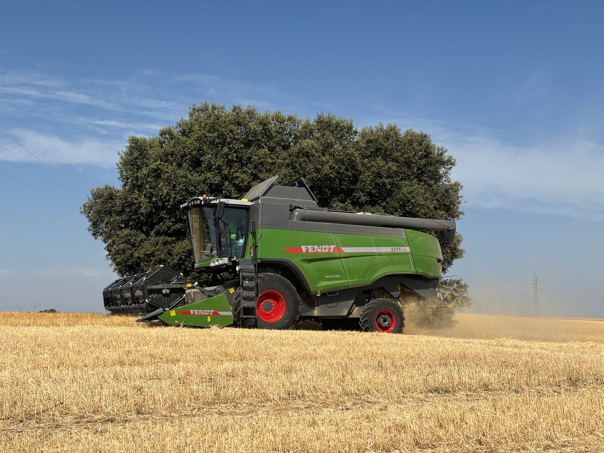 grupolibrado's tweet photo. 🚜 ¡Entrega realizada! 🌾
Ya está en marcha la cosechadora Fendt 5275 C. Una máquina que destaca por su eficiencia, potencia y tecnología en el campo.
Sabemos que tendrá grandes rendimientos con esta máquina. ¡Gracias por la confianza! 👍
#Fendt #MaquinariaAgricola #Cosecha https://t.co/qmOJbmkbhL