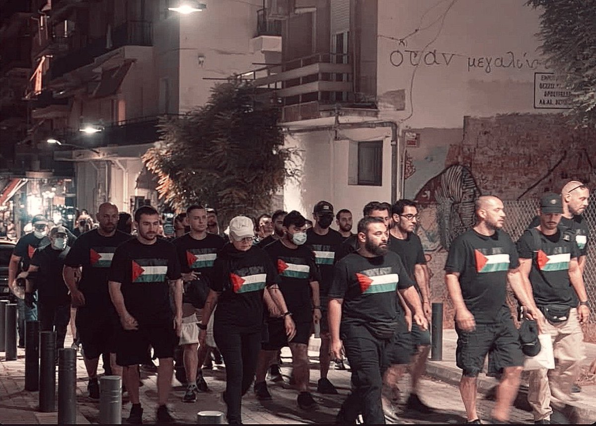 _Marcel_Samba_'s tweet photo. 🔴🟤 Ça vous fait penser à quoi, des dizaines de mecs tous habillés pareil, qui patrouillent à la recherche de « sionistes » dans une ville comme Thessalonique ?

Ils se revendiquent d’extrême gauche  😉 https://t.co/uo1xFe8zR8