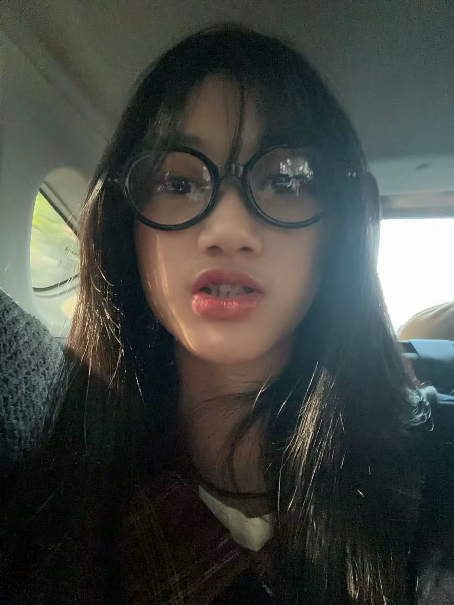 Maira_JKT48's tweet photo. Ini namanya #MaiRabu ya kakak kakak 🙏🏻😝 https://t.co/iv8RDKuB9t