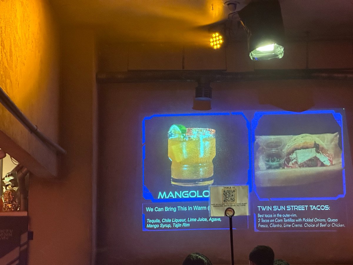 februar_fevrier's tweet photo. 個人的なお気に入りはビールのストック置き場がオーラベッシュ併記なとこ マンゴーロリアン（生きたまま行くか〜の台詞をもじって温も冷も出せるよと書いてある…）など作品ネタがいっぱいあって味もおいしい。中心部から徒歩で行ける距離だけど治安があんまりなので慣れてないひとはタクりましょう https://t.co/pEK2DjiQvy