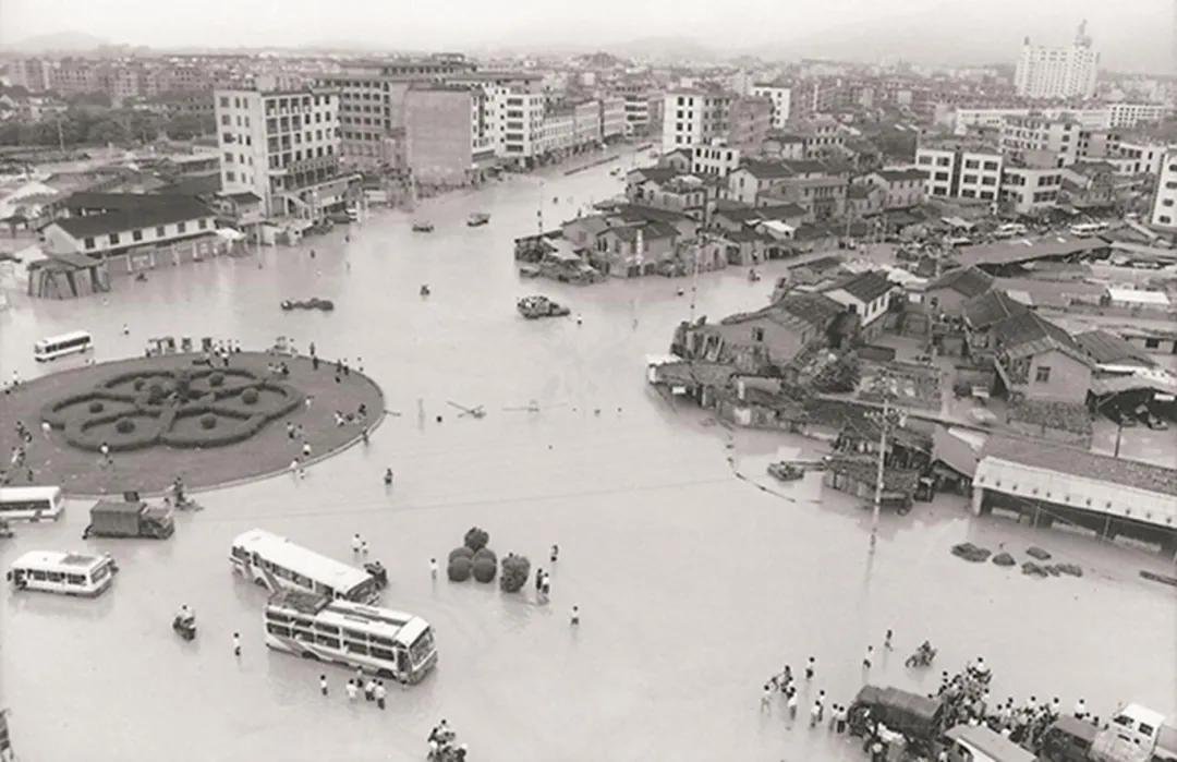 HeySeaFujian's tweet photo. For centuries, Putian’s Mulan River brought devastating floods. In 1999, a typhoon left city streets waist-deep in water.
25 years on, mangroves shelter migratory birds and marathoners run along its banks.
#CPC105  #Fujian https://t.co/qQJlb0TsE6