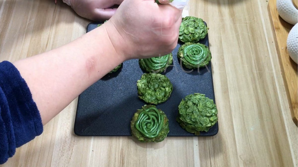 aikoko22's tweet photo. Craving something crunchy Handmade matcha almonds just dropped—perfect for afternoon snacks or sharing with friends!  #SnackTime https://t.co/WthKicuDwt