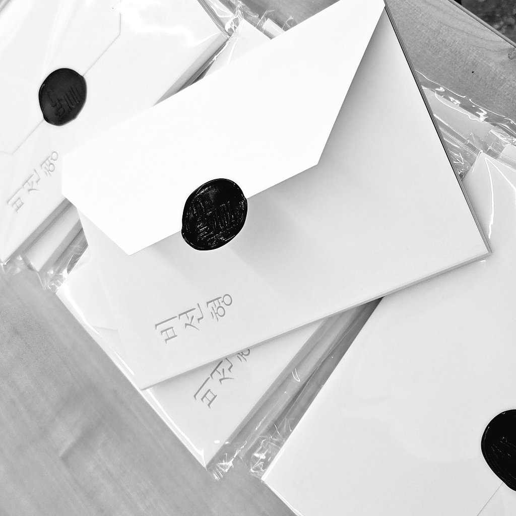 owldps's tweet photo. 『비선형』판매 D-1
서적 위치-G09
가격-20,000원

실링왁스는 수작업으로 제작되어 모양이 서로 다르다는 점 안내드립니다.
독자님들에게 여섯 명의 작가들이 보내는 한 권의 만화 편지를 만나보세요. https://t.co/jWFLEsYR9f