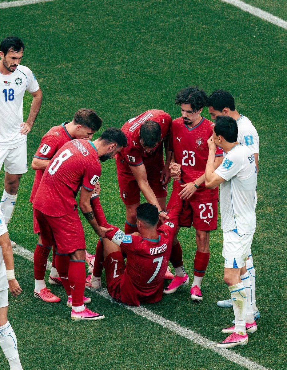 odei_bisma14595's tweet photo. Reporter; Will you be a failure to the Portuguese if you don't win the world cup??

CR7; How can I lose, I started with nothing 🥹🇵🇹🐐 https://t.co/eLxWeArw7V