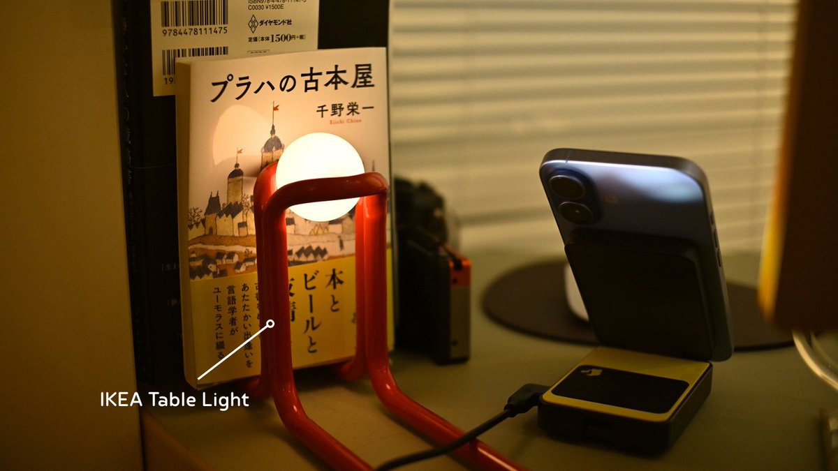 mitsuki_9th's tweet photo. なりたい自分と、なれる自分は違う。そんな話を見かけてドキッとした。たとえば、整然とした空間に憧れるのに、どうも私にはそれができなかった。
ずっと整えられない自分が嫌だったけれど、整えなくてもいいかと思えたら、気が楽になった。
私のワークスペースは、片付かないから愛おしいのだ👇 https://t.co/creUT4XpPU