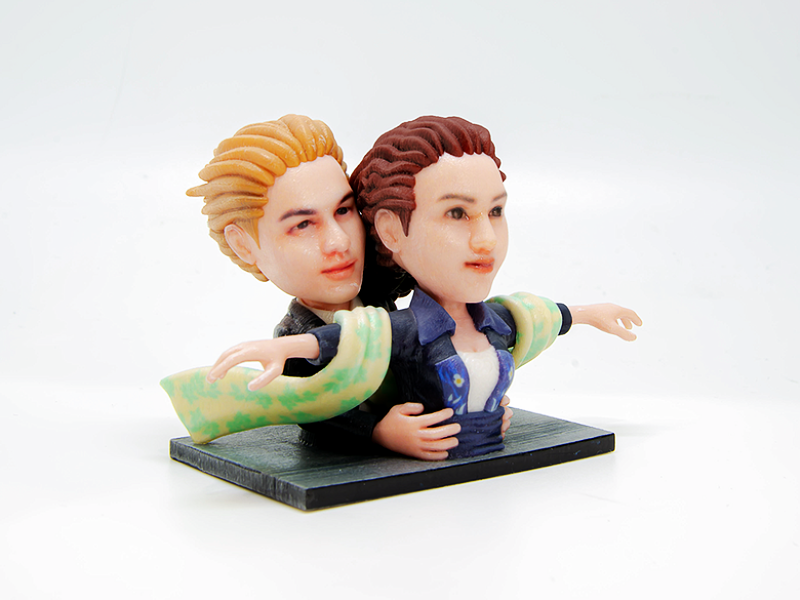 printplus_shop's tweet photo. こんプラス！
今日から海開きですね🌊

高さ5cmのカップルのフィギュアです💙
船の先端で広げた両手――
あの定番ポーズを再現しました🚢

海での思い出や、お気に入りの一枚も3Dフィギュアとして形に残せます✨
この夏の思い出づくりにもいかがでしょうか😇
今月もよろしくお願いします！
#3Dプリント https://t.co/EDGY1HzQN4