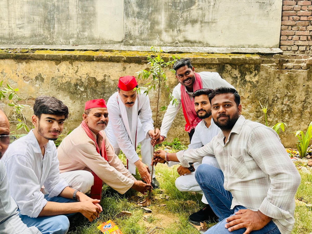 PrashoonKumar2's tweet photo. समाजवादी पार्टी के राष्ट्रीय अध्यक्ष एवं पूर्व मुख्यमंत्री मा. @yadavakhilesh जी के 53वें जन्मदिन के अवसर पर समाजवादी पार्टी के जिला अध्यक्ष मा. तनवीर खां जी के साथ 135- नगर विधानसभा क्षेत्र में वृक्षारोपण कर आदरणीय राष्ट्रीय अध्यक्ष के दीर्घायु होने की ।। https://t.co/K4J8IiABSA