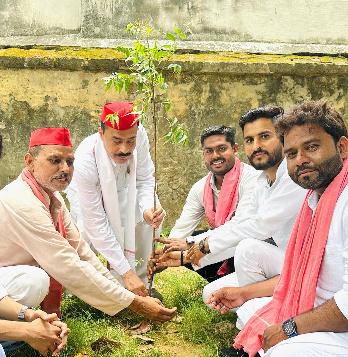 PrashoonKumar2's tweet photo. समाजवादी पार्टी के राष्ट्रीय अध्यक्ष एवं पूर्व मुख्यमंत्री मा. @yadavakhilesh जी के 53वें जन्मदिन के अवसर पर समाजवादी पार्टी के जिला अध्यक्ष मा. तनवीर खां जी के साथ 135- नगर विधानसभा क्षेत्र में वृक्षारोपण कर आदरणीय राष्ट्रीय अध्यक्ष के दीर्घायु होने की ।। https://t.co/K4J8IiABSA