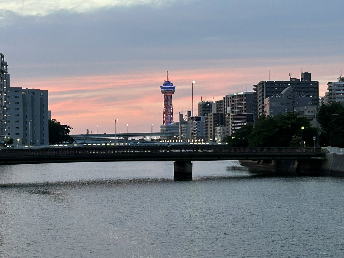 kanba0529's tweet photo. 月曜日の天神の夕景。
やっぱり福岡好きだな。 https://t.co/MSoHlMBRUd