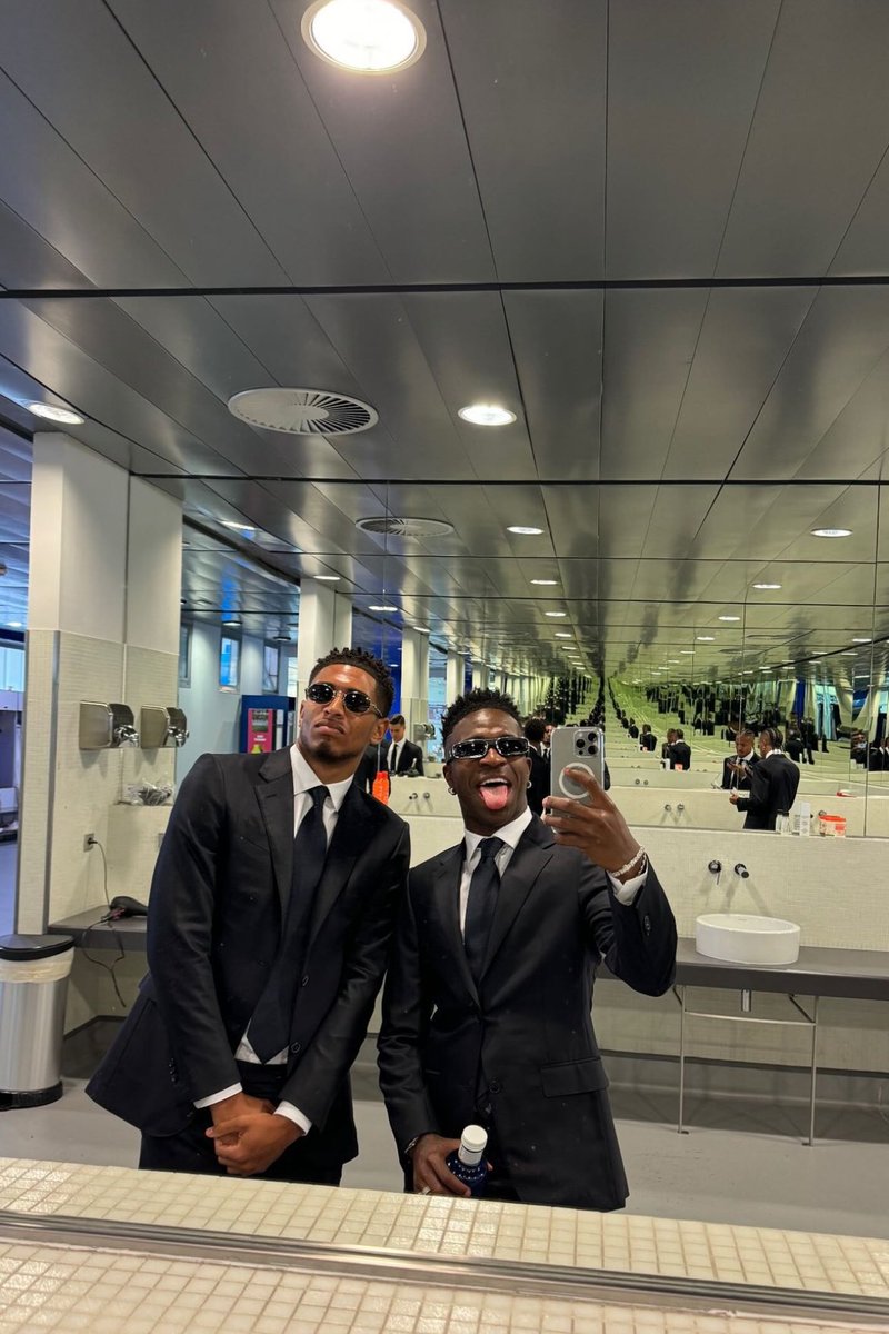 danii7mm's tweet photo. Los 2 que nos hicieron ganar 5 títulos en una temporada perdiendo solo 2 partidos.

Los otros que se junten en el Bayern. https://t.co/f6oDxPEQvU