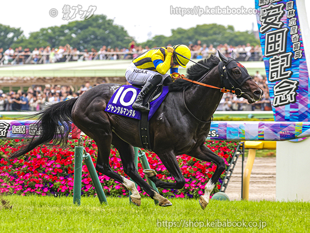 keiba_book's tweet photo. ￣￣￣￣￣￣￣￣￣￣
 おつかれさまでした
＿＿＿＿＿＿＿＿＿＿

２歳時には無敗で朝日杯ＦＳを制し、その年のJRA賞最優秀２歳牡馬に選出。
３歳春はクラシック王道路線にも挑戦し、以降は国内マイル路線の絶対王者として君臨したジャンタルマンタル号。
国内では無類の強さを誇り、ＪＲＡの芝マイルＧ１完全制覇(※)という全馬未踏の快挙も成し遂げました。

記録にも記憶にも残るその走りは、きっと彼の産駒にも受け継がれる事でしょう。

改めて、ジャンタルマンタル号、おつかれさまでした。

#ジャンタルマンタル
※牝馬限定戦を除く