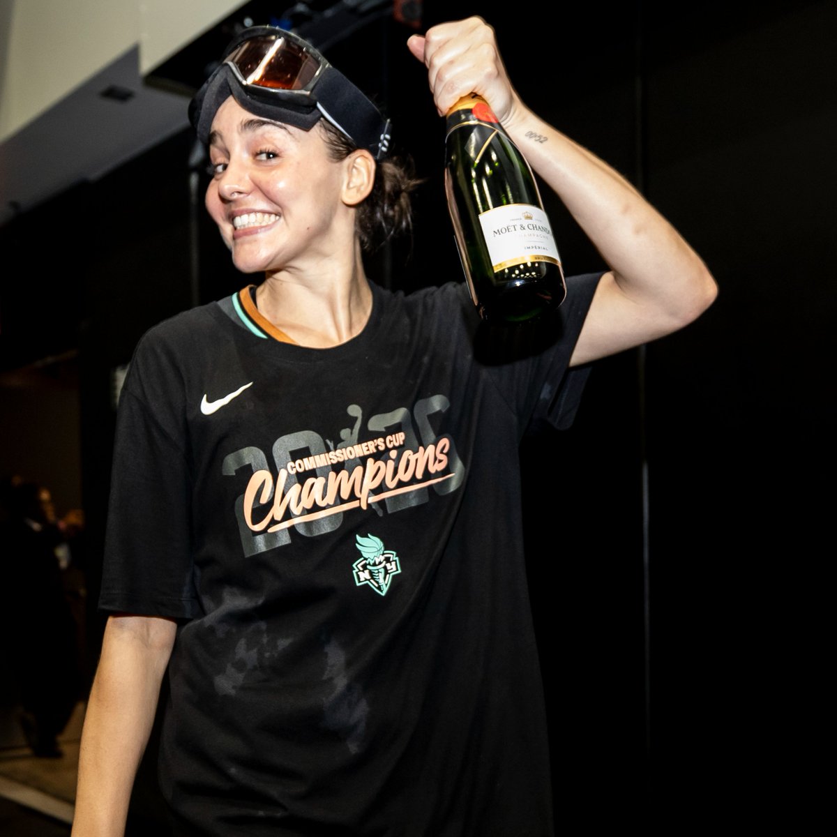 NBAFRANCE's tweet photo. 🇫🇷 🍾 🏆 https://t.co/n5UZBBMYut