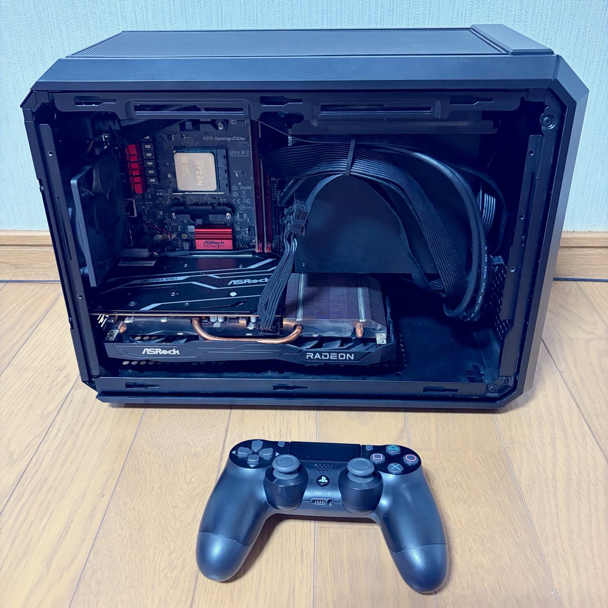 tarock_'s tweet photo. リビングでゲームができるように余ったパーツで組んで自作Steam Machineを作ってる途中なんだけど、SteamOSはSATA接続のSSDにはインストールできなくてNVMe接続のM.2 SSDが必要らしい
代案としてBazziteを入れる予定
あと、5年前のCPUグリスはボソボソで使い物にならなくて注文した https://t.co/NE9iIurHLi