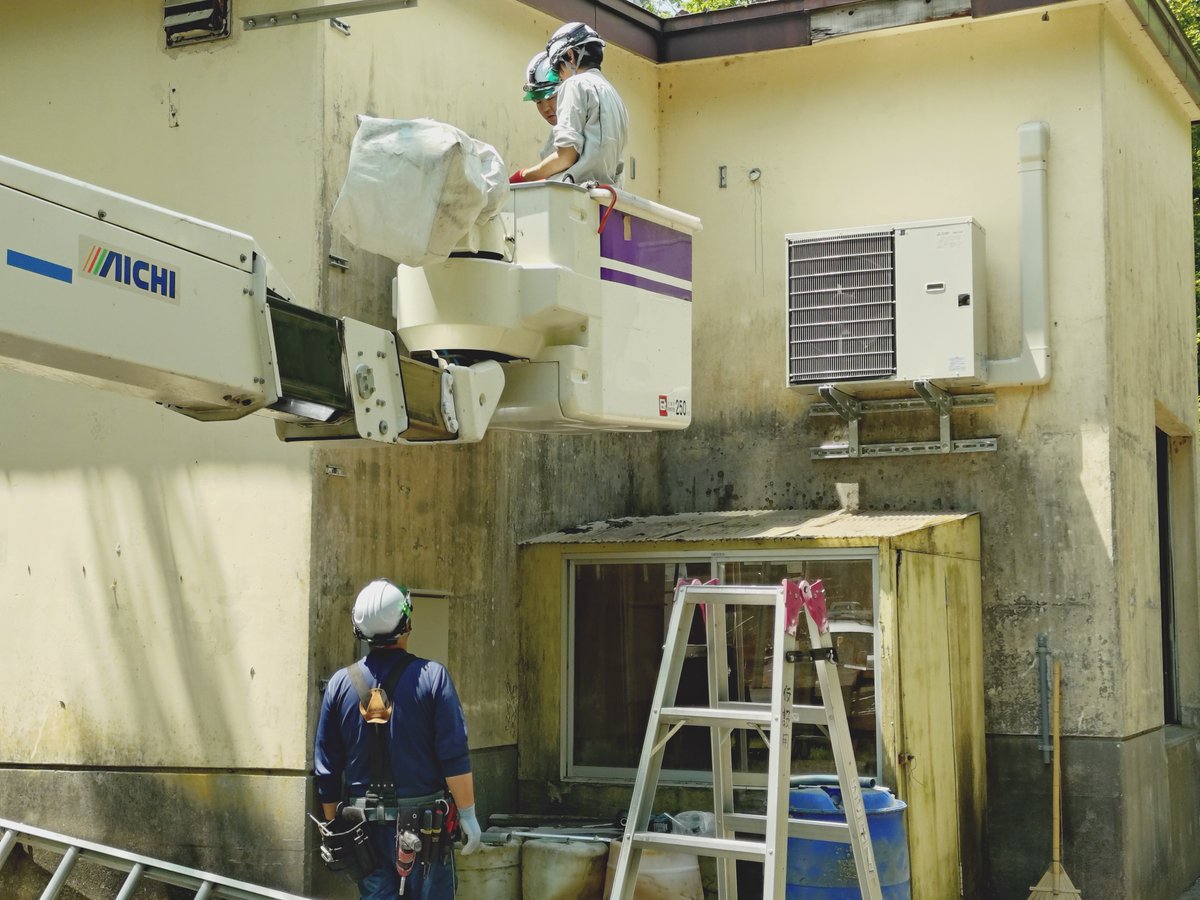 kushirozoo's tweet photo. #ホッキョクグマ 「#マルル 」の寝室にエアコン設置工事を行っています
近年 #釧路 でも夏の気温が上昇しているため、暑さ対策として導入します
工事の音が気になる様子で、音がするたびに何度も寝室をのぞきに行く姿が見られました
完成までもう少しお待ちください!
#釧路市動物園 #kushirozoo https://t.co/RQJLmj7fob