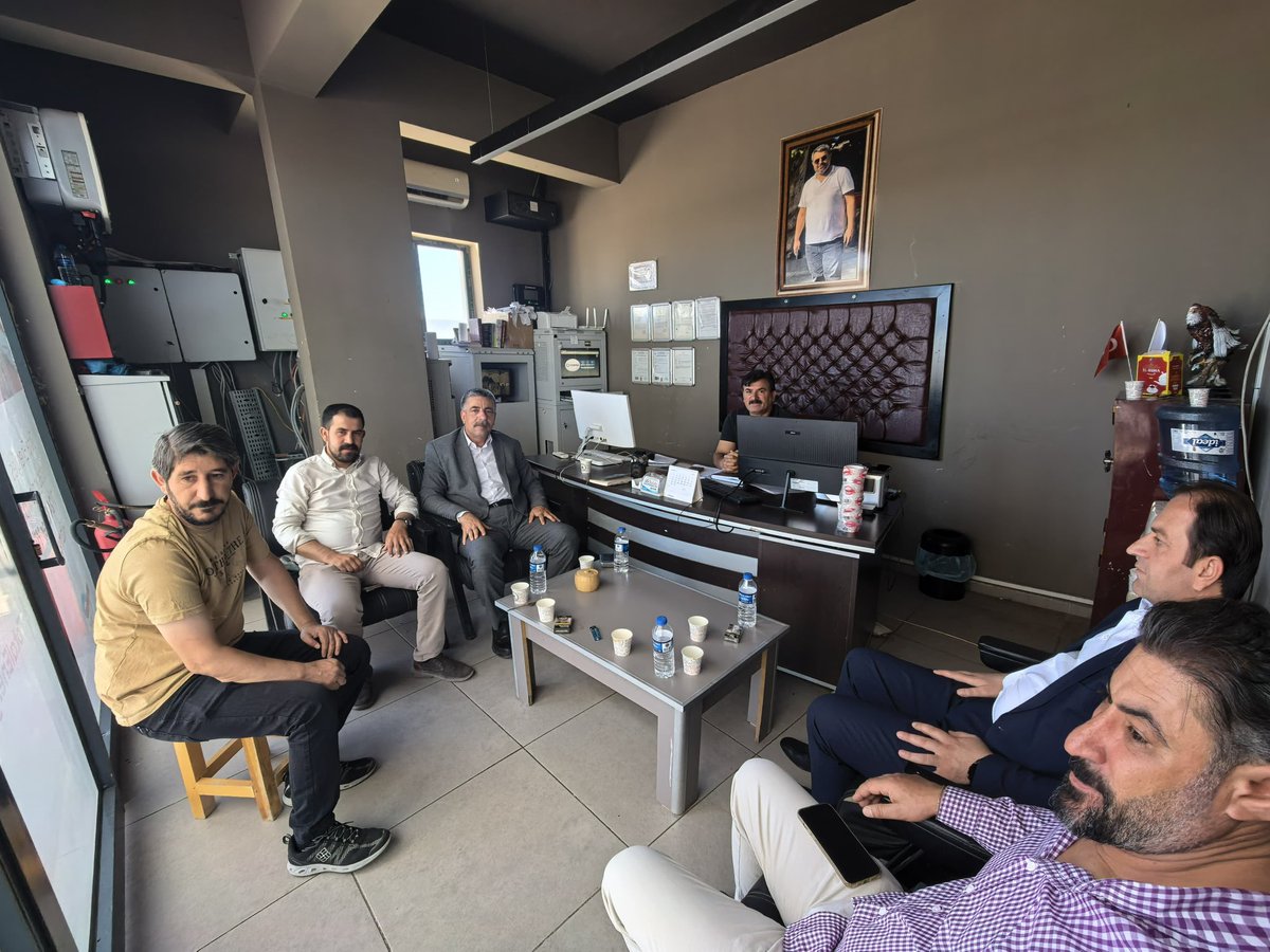 Akparti_hilvan's tweet photo. Her Yerde  Bir Muhabbet, Her Gönülde Birlik.

📍 Bağlar Mahallesi | Esnaf Ziyareti

İlçe Başkanımız Selahaddin Eyyüb Toprak, yönetim kurulu üyelerimiz ile birlikte Bağlar Mahallesi’nde Sedat Burak ve Şerif Barut’u ziyaret ederek hasbihâl etti.

Göstermiş oldukları misafirperverlik ve samimi ev sahiplikleri için teşekkür ediyor, birlik ve beraberlik içerisinde Hilvan’ımız için çalışmayı sürdürüyoruz.

Birlikte daha güçlü, birlikte daha güzel yarınlara…

#SevdamızHilvan

@RTErdogan @Akparti @bybekirbozdag 
@abuyukgumus 
@hakanaksu058
@farukaytek
@milhamigunbegi 
@AEminOnenOfis @ProfDrDusak @ibrahimeyyupogl @malicevheri @CYAZMAC @HikmetBasak_63 @av_mfaruk @Malikurt14 @FIRATKORAN @akpartiurfa @Kamal1Nuri @SEToprak_