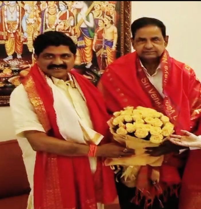 BjpPathuri's tweet photo. తిరుమల తిరుపతి దేవస్థానం (టీటీడీ) పాలకమండలి చైర్మన్ శ్రీ. బొల్లినేని రాజగోపాల్ నాయుడు(BR నాయుడు) గారికి హృదయపూర్వక జన్మదిన శుభాకాంక్షలు.. ఆ శిరిడీ సాయిబాబా వారి ఆశీస్సులతో మీరు నిండు ఆయురారోగ్యాలతో ఉండాలని కోరుకుంటున్నాము.💐🙏 @BollineniRNaidu 

-శ్రీ.పాతూరి నాగభూషణం.
(బీజేపీ స్టేట్ ప్రోగ్రామ్స్ అండ్ ప్రోటోకాల్ ఇన్ ఛార్జ్, మాజీ జిల్లా పరిషత్ చైర్మన్.)