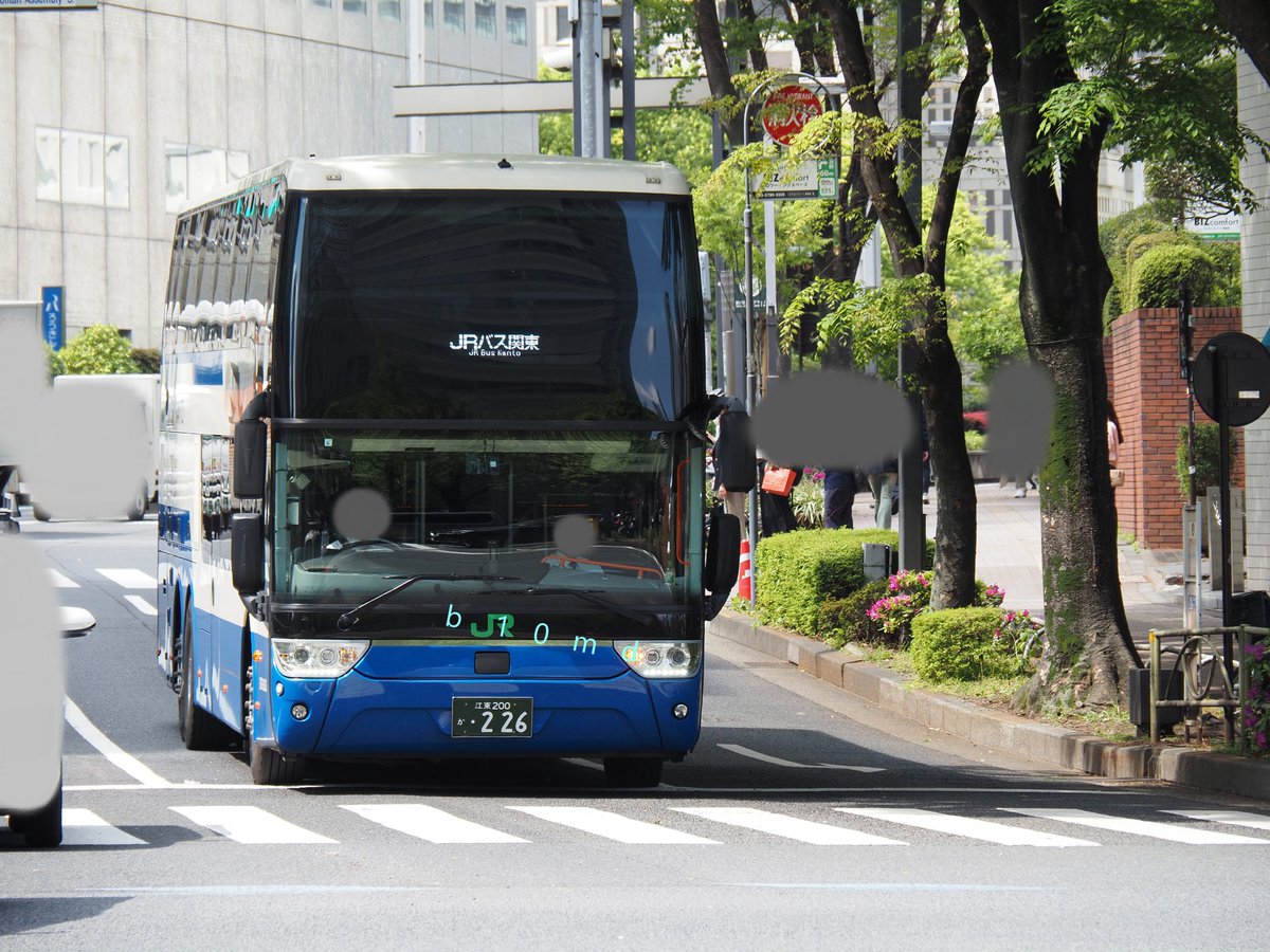 b10md's tweet photo. 2026

JRバス関東 高速バス統括本部
スカニア・アストロメガ
D670-24503

教習？
甲州街道から一本入った都庁周辺を走行していたDD車。
表示は「JRバス関東」 https://t.co/SO0x1Jaa00