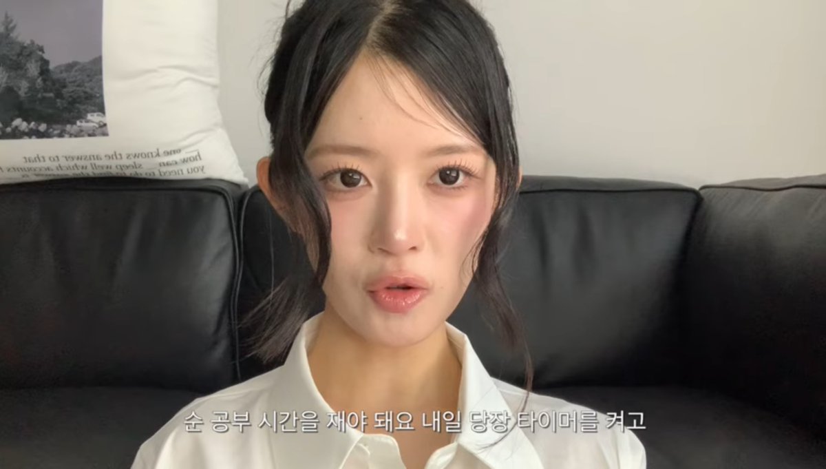 yena_jang_'s tweet photo. 동생까지 서울대 의대 보낸
연세대 의대생의 공부법

1. 순공 시간부터 확보함

그냥 책상에 오래 앉아있는 게 아니라
스마트폰 없이
다른 생각 없이
진짜 100% 집중한 시간을 늘리는 게 중요하다고 함

2. 공부를 루틴으로 만듦

잘하는 사람들은
공부할 때마다 의지를 끌어오지 않음

운동처럼
매일 하는 루틴으로 만들어서
뇌에 근육 붙이듯 반복한다고 함

3. 기출을 계속 봄

개념서랑 문제집도 결국
기출문제를 풀기 위한 과정이라고 함

기출을 반복해서 풀면
문제 유형
출제자의 의도
시험의 방향성이 보이기 시작함

4. 목표를 이미 이룬 사람처럼 행동함

"나는 합격할 수 있을까"가 아니라
"합격한 사람이라면 지금 뭘 할까"로 생각하는 방식임

이러면 사소한 유혹을 이겨내기 쉬워진다고 함

5. 휴식도 전략적으로 함

잠 줄이는 건 오히려 집중력을 떨어뜨린다고 함
최소 6시간 이상은 자고

공부가 너무 싫을 땐
짧은 애니메이션을 보상처럼 활용

포인트는!!
집중할 때 제대로 집중하고
쉴 때는 죄책감 없이 쉬면서
그걸 매일 반복하는 사람