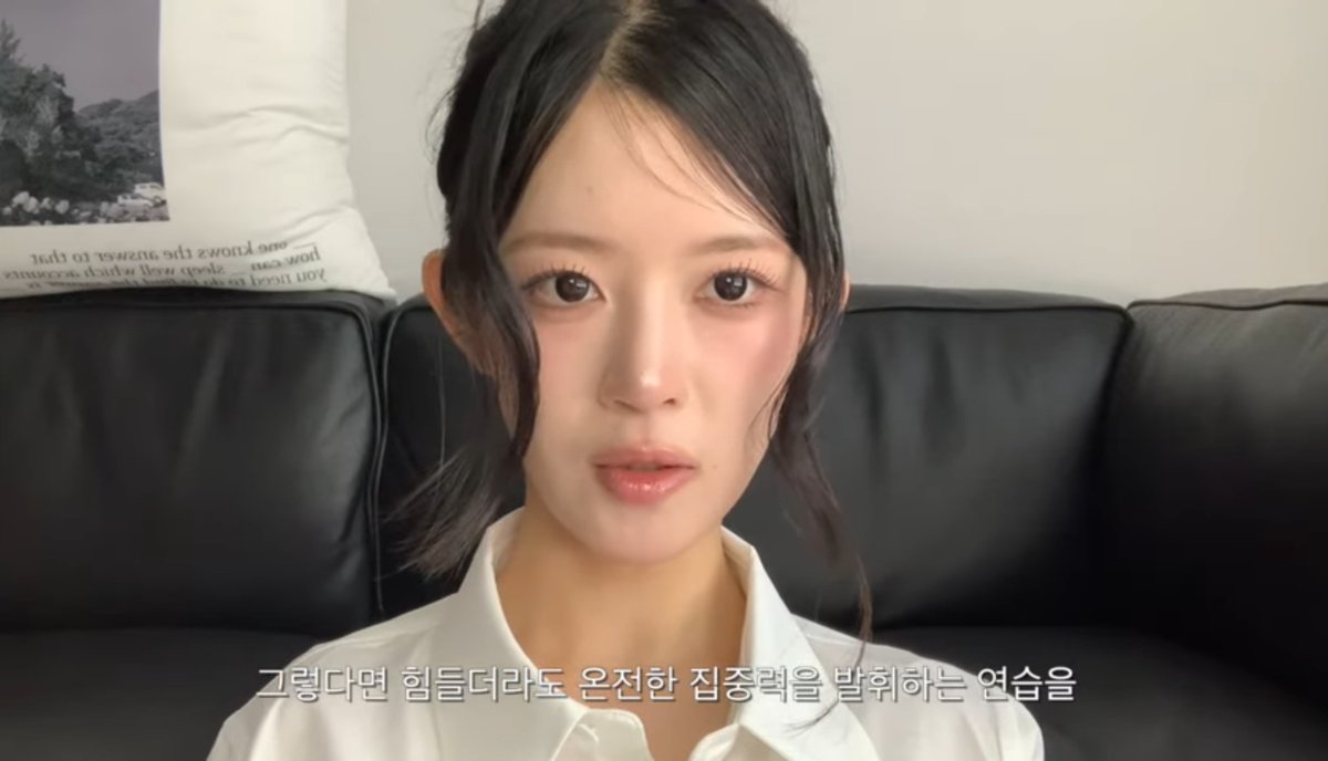 yena_jang_'s tweet photo. 동생까지 서울대 의대 보낸
연세대 의대생의 공부법

1. 순공 시간부터 확보함

그냥 책상에 오래 앉아있는 게 아니라
스마트폰 없이
다른 생각 없이
진짜 100% 집중한 시간을 늘리는 게 중요하다고 함

2. 공부를 루틴으로 만듦

잘하는 사람들은
공부할 때마다 의지를 끌어오지 않음

운동처럼
매일 하는 루틴으로 만들어서
뇌에 근육 붙이듯 반복한다고 함

3. 기출을 계속 봄

개념서랑 문제집도 결국
기출문제를 풀기 위한 과정이라고 함

기출을 반복해서 풀면
문제 유형
출제자의 의도
시험의 방향성이 보이기 시작함

4. 목표를 이미 이룬 사람처럼 행동함

"나는 합격할 수 있을까"가 아니라
"합격한 사람이라면 지금 뭘 할까"로 생각하는 방식임

이러면 사소한 유혹을 이겨내기 쉬워진다고 함

5. 휴식도 전략적으로 함

잠 줄이는 건 오히려 집중력을 떨어뜨린다고 함
최소 6시간 이상은 자고

공부가 너무 싫을 땐
짧은 애니메이션을 보상처럼 활용

포인트는!!
집중할 때 제대로 집중하고
쉴 때는 죄책감 없이 쉬면서
그걸 매일 반복하는 사람