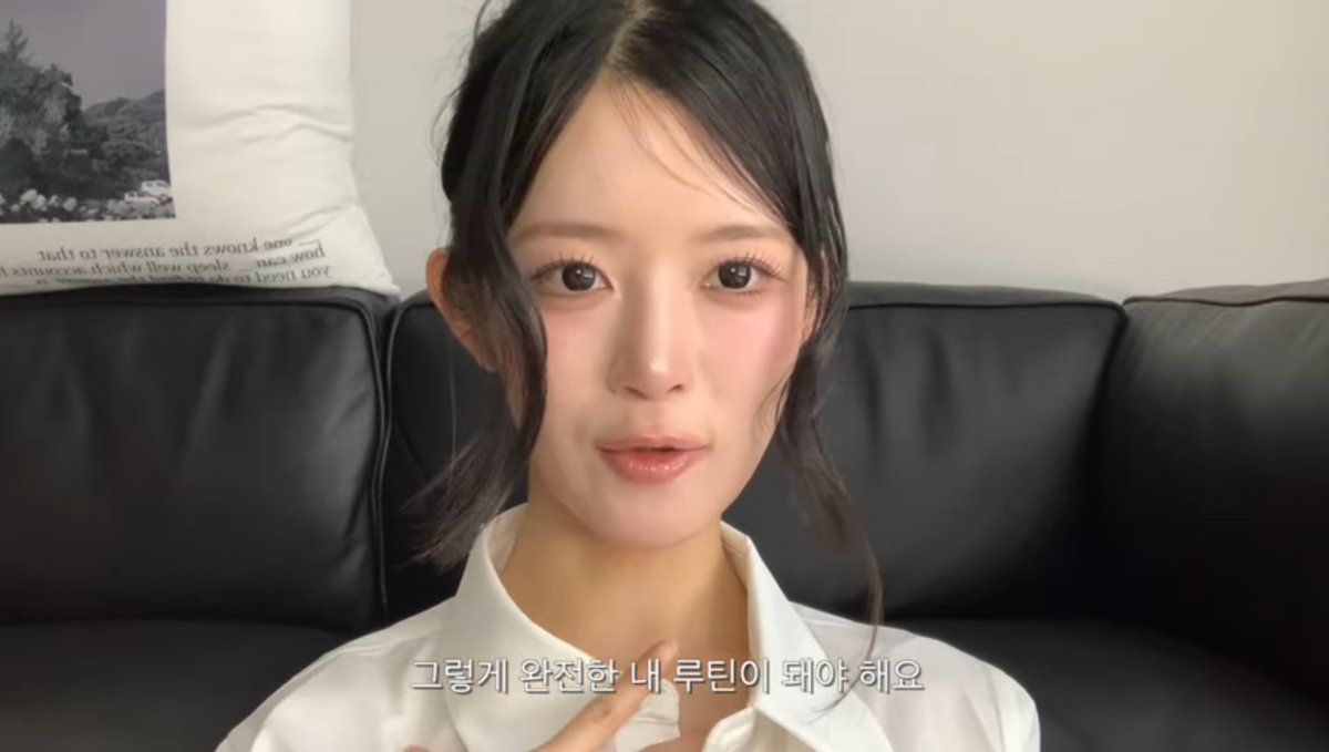 yena_jang_'s tweet photo. 동생까지 서울대 의대 보낸
연세대 의대생의 공부법

1. 순공 시간부터 확보함

그냥 책상에 오래 앉아있는 게 아니라
스마트폰 없이
다른 생각 없이
진짜 100% 집중한 시간을 늘리는 게 중요하다고 함

2. 공부를 루틴으로 만듦

잘하는 사람들은
공부할 때마다 의지를 끌어오지 않음

운동처럼
매일 하는 루틴으로 만들어서
뇌에 근육 붙이듯 반복한다고 함

3. 기출을 계속 봄

개념서랑 문제집도 결국
기출문제를 풀기 위한 과정이라고 함

기출을 반복해서 풀면
문제 유형
출제자의 의도
시험의 방향성이 보이기 시작함

4. 목표를 이미 이룬 사람처럼 행동함

"나는 합격할 수 있을까"가 아니라
"합격한 사람이라면 지금 뭘 할까"로 생각하는 방식임

이러면 사소한 유혹을 이겨내기 쉬워진다고 함

5. 휴식도 전략적으로 함

잠 줄이는 건 오히려 집중력을 떨어뜨린다고 함
최소 6시간 이상은 자고

공부가 너무 싫을 땐
짧은 애니메이션을 보상처럼 활용

포인트는!!
집중할 때 제대로 집중하고
쉴 때는 죄책감 없이 쉬면서
그걸 매일 반복하는 사람