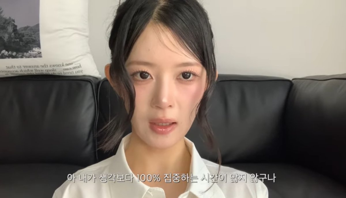 yena_jang_'s tweet photo. 동생까지 서울대 의대 보낸
연세대 의대생의 공부법

1. 순공 시간부터 확보함

그냥 책상에 오래 앉아있는 게 아니라
스마트폰 없이
다른 생각 없이
진짜 100% 집중한 시간을 늘리는 게 중요하다고 함

2. 공부를 루틴으로 만듦

잘하는 사람들은
공부할 때마다 의지를 끌어오지 않음

운동처럼
매일 하는 루틴으로 만들어서
뇌에 근육 붙이듯 반복한다고 함

3. 기출을 계속 봄

개념서랑 문제집도 결국
기출문제를 풀기 위한 과정이라고 함

기출을 반복해서 풀면
문제 유형
출제자의 의도
시험의 방향성이 보이기 시작함

4. 목표를 이미 이룬 사람처럼 행동함

"나는 합격할 수 있을까"가 아니라
"합격한 사람이라면 지금 뭘 할까"로 생각하는 방식임

이러면 사소한 유혹을 이겨내기 쉬워진다고 함

5. 휴식도 전략적으로 함

잠 줄이는 건 오히려 집중력을 떨어뜨린다고 함
최소 6시간 이상은 자고

공부가 너무 싫을 땐
짧은 애니메이션을 보상처럼 활용

포인트는!!
집중할 때 제대로 집중하고
쉴 때는 죄책감 없이 쉬면서
그걸 매일 반복하는 사람