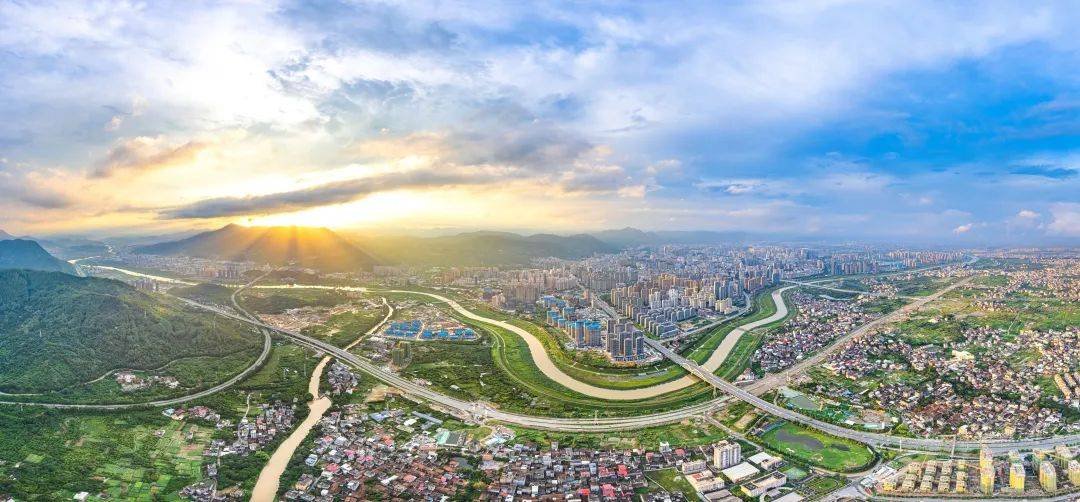 HeySeaFujian's tweet photo. For centuries, Putian’s Mulan River brought devastating floods. In 1999, a typhoon left city streets waist-deep in water.
25 years on, mangroves shelter migratory birds and marathoners run along its banks.

#CPC105  #Fujian https://t.co/SFzvPtxbib