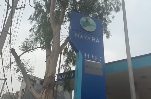 uniindianews's tweet photo. 🚨 #NewsAlert | Delhi: Private fuel retailer Nayara Energy has reduced petrol prices by ₹5 per litre and diesel prices by ₹3 per litre across its nationwide retail network.
#NayaraEnergy | #FuelPriceCut | #PetrolPrice | #DieselPrice | #FuelPrices | #RetailFuel | #EnergySector | #OilMarketing | #Delhi | #Petrol | #Diesel | #UNI