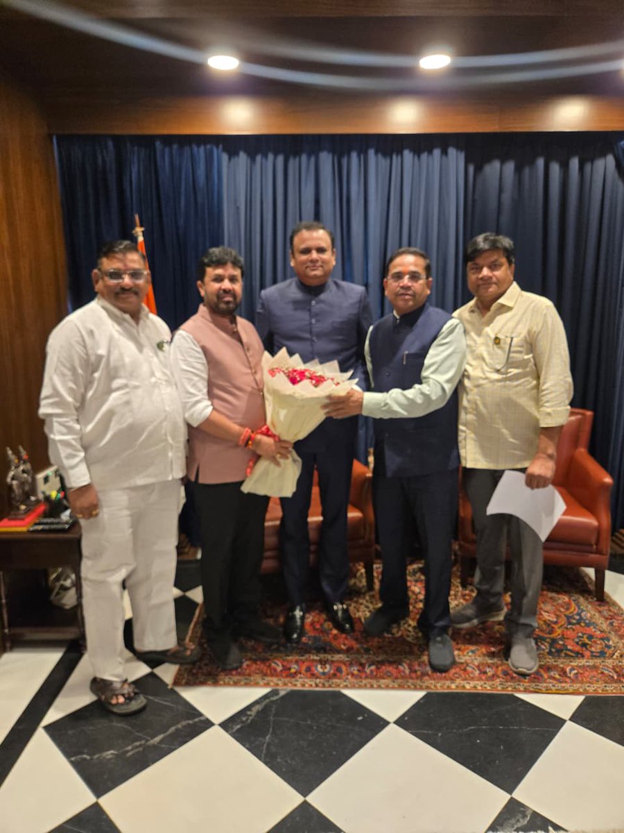 AbhiPawarBJP's tweet photo. माझ्या वाढदिवसानिमित्त महाराष्ट्र विधानसभेचे अध्यक्ष ॲड. श्री. राहुलजी नार्वेकर यांची सदिच्छा भेट घेतली. यावेळी त्यांनी वाढदिवसाच्या शुभेच्छा देत पुढील वाटचालीसाठी सदिच्छा व्यक्त केल्या. त्यांच्या शुभेच्छांबद्दल मनःपूर्वक धन्यवाद!

#RahulNarvekar #birthdayspecial #gratitude #abimanyupawar   

@rahulnarwekar
