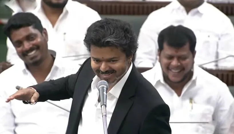 idumbaikarthi's tweet photo. 2017ஆம் ஆண்டு முதல் 2026 வரை ஆட்சி செய்தவர்கள் ஒவ்வொரு துறையிலும் ஏற்படுத்திய ஓட்டைகளை அடைத்து வருகிறோம் என சட்டமன்றத்தில் பேசினார் முதல்வர் விஜய்.

அதாவது, அன்றைக்கு ஆட்சியாளர்களாக, அமைச்சர்களாக இருந்தவர்கள் ஒவ்வொரு துறையிலும் ஓட்டைகளை ஏற்படுத்தியதாகக் கூறுகிறார். அந்த ஓட்டை ஏற்படுத்தியவர்கள் சிலரைப் பார்க்கலாம்.

2017ஆம் ஆண்டு முதல் 2021வரை பள்ளிக்கல்வித்துறை, இளைஞர் நலன் மற்றும் விளையாட்டு மேம்பாட்டுத் துறை ஆகிய துறைகளின் அமைச்சராக இருந்தவர் செங்கோட்டையன்.

2016ஆம் ஆண்டு முதல் 2021வரை தொழில்துறை அமைச்சராக இருந்தவர் எம்.சி.சம்பத்.

2016ஆம் ஆண்டு முதல் 2021வரை செய்தி மற்றும் விளம்பரத்துறை அமைச்சராக இருந்தவர் கடம்பூர் ராஜூ.

2016ஆம் ஆண்டு முதல் 2017 வரை வீட்டுவசதி மற்றும் நகர்ப்புற மேம்பாட்டுத் துறை அமைச்சராகவும், 2027ஆம் ஆண்டு முதல் 2021 வரை கால்நடை பராமரிப்புத் துறை அமைச்சராகவும் இருந்தவர் உடுமலை ராதாகிருஷ்ணன்.

2016ஆம் ஆண்டு முதல் 2021 வரை சுற்றுலாத்துறை அமைச்சராக இருந்தவர் வெல்லமண்டி நடராஜன்.

2016ஆம் ஆண்டு முதல் 2021 வரை சுகாதாரத்துறை அமைச்சராக இருந்தவர் சி. விஜயபாஸ்கர்.

2016ஆம் ஆண்டு முதல் 2021 வரை போக்குவரத்துத் துறை அமைச்சராக இருந்தவர் எம்.ஆர். விஜயபாஸ்கர்.

இவர்கள் அத்தனைப்பேரும் தற்போது தவெகவில்தான் அடைக்கலம் புகுந்திருக்கிறார்கள். இவர்கள் ஏற்படுத்திய ஓட்டைகளை இவர்களைக் கொண்டே அடைக்கப் போகிறாரா விஜய்?

அதாவது, முள்ளை முள்ளால் எடுப்பது போல, வைரத்தை வைரத்தால் அறுப்பது போல, ஊழல்வாதிகளைக் கொண்டே ஊழலை ஒழிக்கப் போகிறார் ஆச்சர்யக்குறி ஆட்சியாளர் விஜய். இதனைத்தான் சட்டமன்றத்தில் தனது சைகை மூலம் நாட்டு மக்களுக்கும் உணர்த்தியிருக்கிறார்.

செமல்ல!