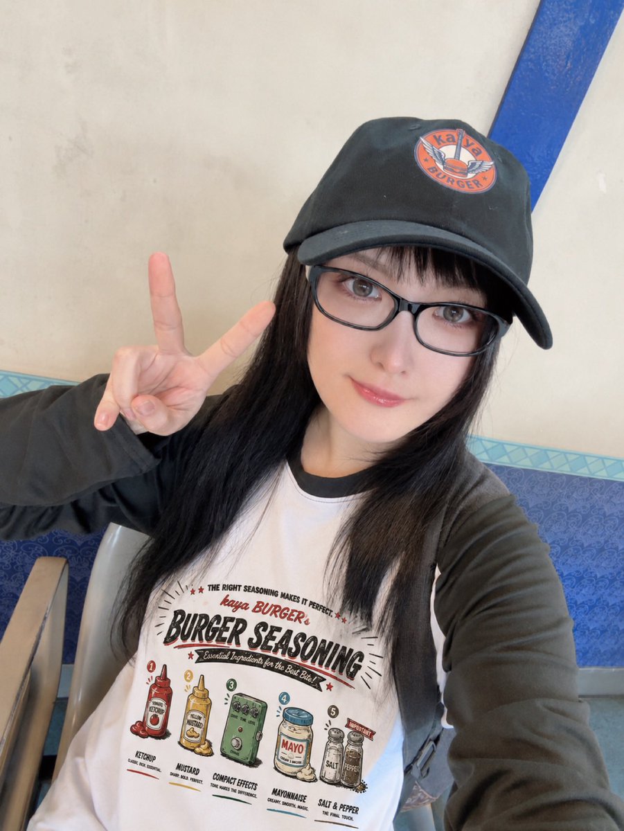 michal666jp's tweet photo. #kayaBURGER 
キャップやラグランTシャツもあるよ🧢👕
ラグランかわいいから好き❤️(でもバンドでは作りづらい！)
この柄は『バーガーの調味料』🧂
ど真ん中にエフェクターが来てるのが
🎸×🍔のブランドらしさだね✌️

https://t.co/5TGKOg5HrU

アイス好きな人は #Micafe へどうぞ❤️
ワイはドライTシャツ着用してます！

https://t.co/8YaeqMFmQm